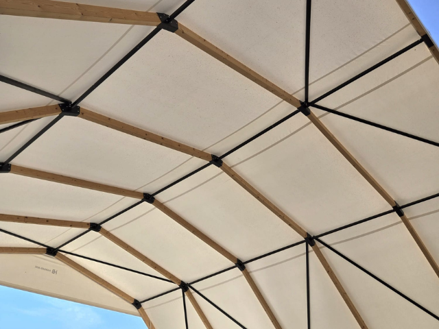 Capannone in PVC con struttura in legno lamellare