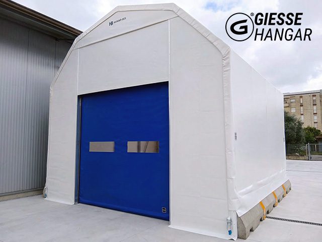 Capannone in telo con porta rapida